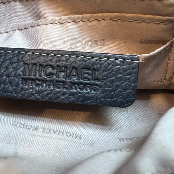 Micheal Kors leather wristlet - Picture 3 of 3
